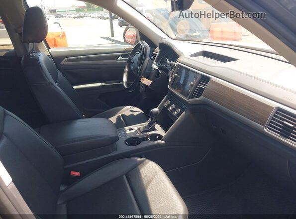 1V2DR2CA3JC503981 2018 VOLKSWAGEN ATLAS Gray Front interior view