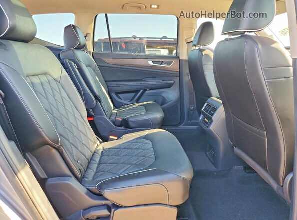 1V2FR2CA6RC605215 2024 VOLKSWAGEN ATLAS Silver უკანა სალონის ხედი