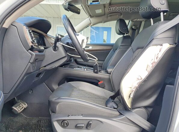 1V2FR2CA9RC530770 2024 VOLKSWAGEN ATLAS White Front interior view