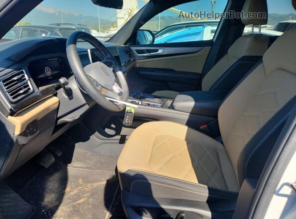 1V2JE2CA7RC248925 2024 VOLKSWAGEN ATLAS White Front interior view