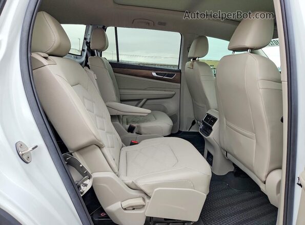 1V2JR2CA0RC561383 2024 VOLKSWAGEN ATLAS White Widok wnętrza z tyłu