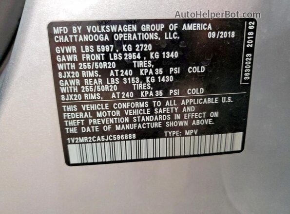 1V2MR2CA5JC596888 2018 VOLKSWAGEN ATLAS Silver Widok naklejki z numerem VIN
