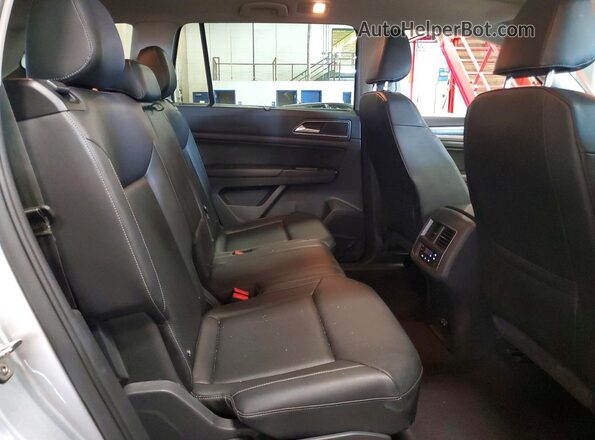1V2MR2CA5JC596888 2018 VOLKSWAGEN ATLAS Silver Widok wnętrza z tyłu
