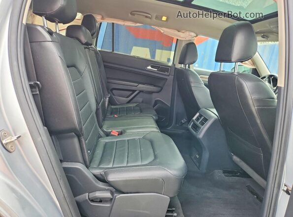 1V2NR2CA5JC507261 2018 VOLKSWAGEN ATLAS Silver Widok wnętrza z tyłu