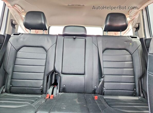 1V2NR2CA5JC507261 2018 VOLKSWAGEN ATLAS Silver Widok tylnych siedzeń