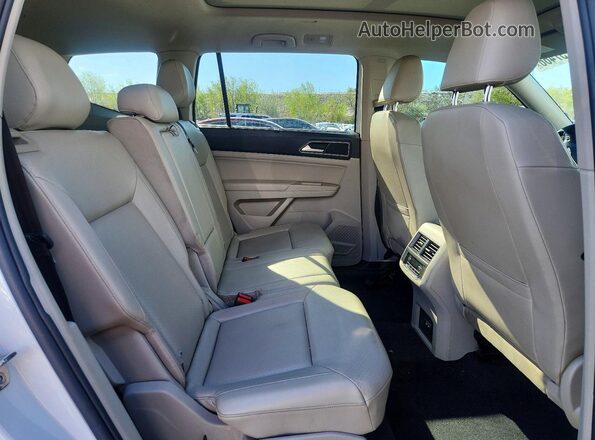 1V2RR2CA5JC545333 2018 VOLKSWAGEN ATLAS White Вид задньої частини салону
