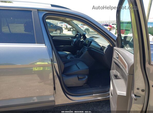 1V2UR2CA1KC508002 2019 VOLKSWAGEN ATLAS Gray Front interior view
