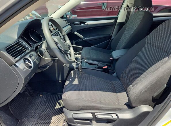 1VWAT7A30HC029504 2017 VOLKSWAGEN PASSAT Silver Սալոնի դիմացի տեսք