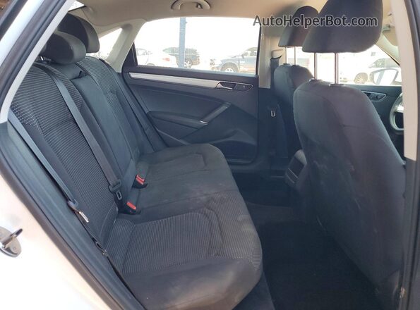 1VWAT7A32HC057045 2017 VOLKSWAGEN PASSAT White Vista de los asientos traseros