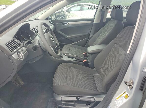 1VWAT7A34HC058567 2017 VOLKSWAGEN PASSAT Silver Вид салону спереду