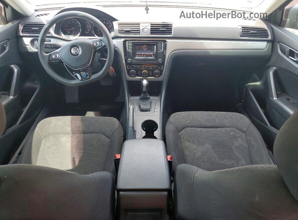 1VWAT7A38HC072763 2017 VOLKSWAGEN PASSAT Silver Widok deski rozdzielczej
