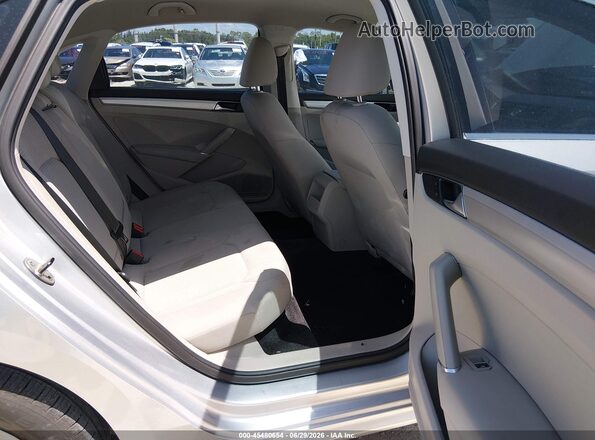 1VWAT7A39HC043692 2017 VOLKSWAGEN PASSAT Silver VIN կոդի պիտակի տեսք