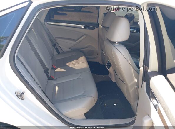 1VWBA7A35JC002959 2018 VOLKSWAGEN PASSAT White Widok naklejki z numerem VIN