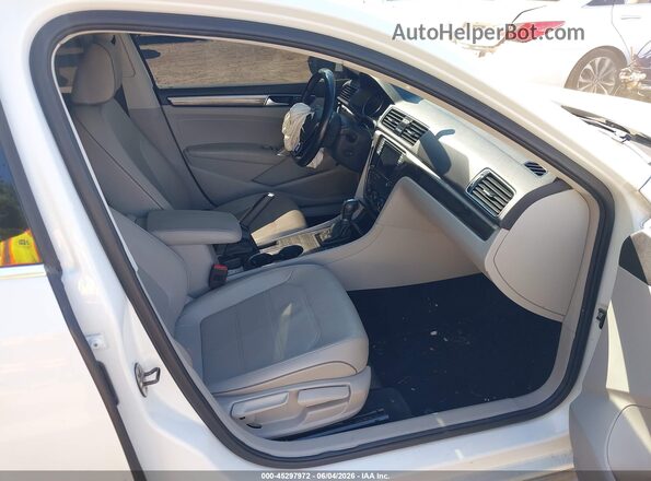 1VWBA7A35JC002959 2018 VOLKSWAGEN PASSAT White Widok wnętrza z przodu