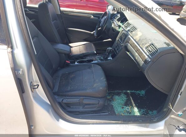 1VWBS7A3XGC049958 2016 VOLKSWAGEN PASSAT Silver Вид салону спереду