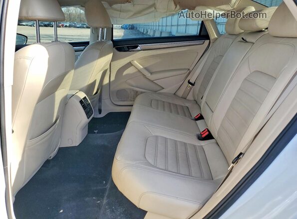 1VWCS7A36GC018923 2016 VOLKSWAGEN PASSAT White Vista de los asientos traseros