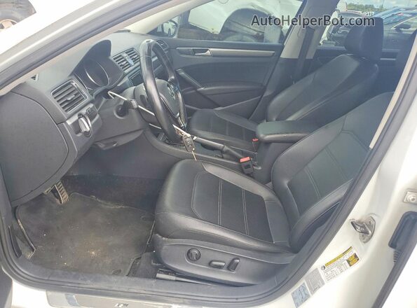 1VWDT7A30HC018547 2017 VOLKSWAGEN PASSAT White Vista interior delantera