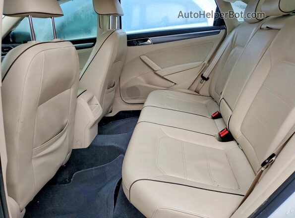 1VWDT7A31HC061696 2017 VOLKSWAGEN PASSAT White Rear seats view