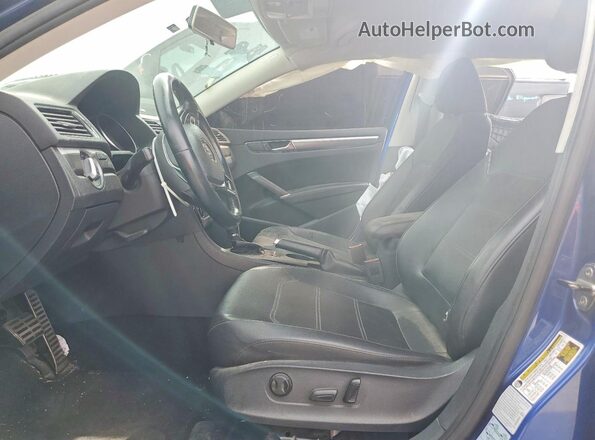 1VWDT7A32HC060962 2017 VOLKSWAGEN PASSAT Blue Вид салону спереду