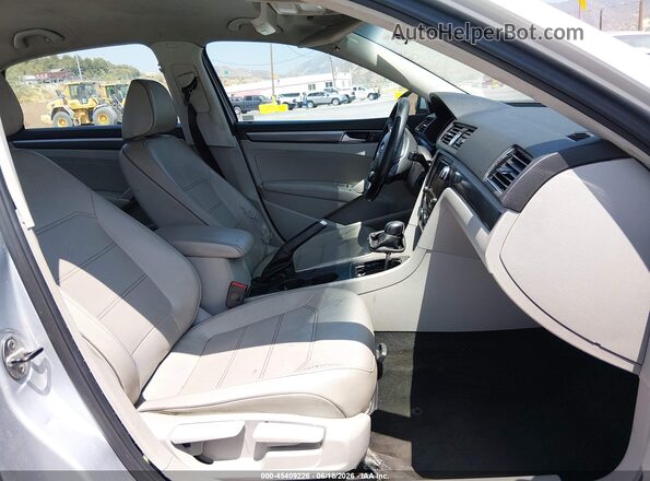 1VWDT7A33HC044415 2017 VOLKSWAGEN PASSAT Silver 