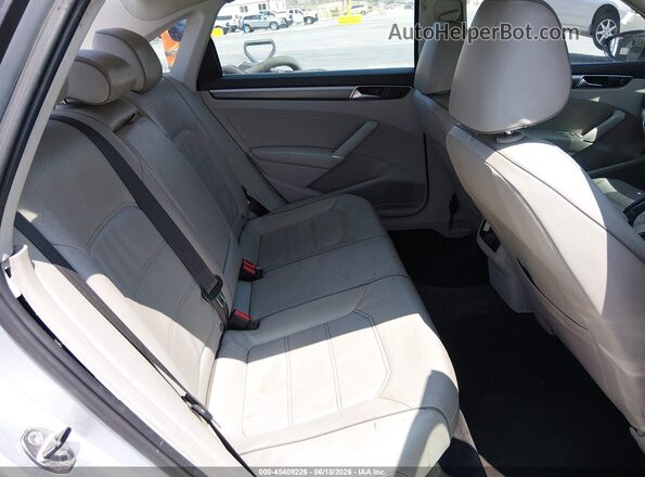 1VWDT7A33HC044415 2017 VOLKSWAGEN PASSAT Silver 