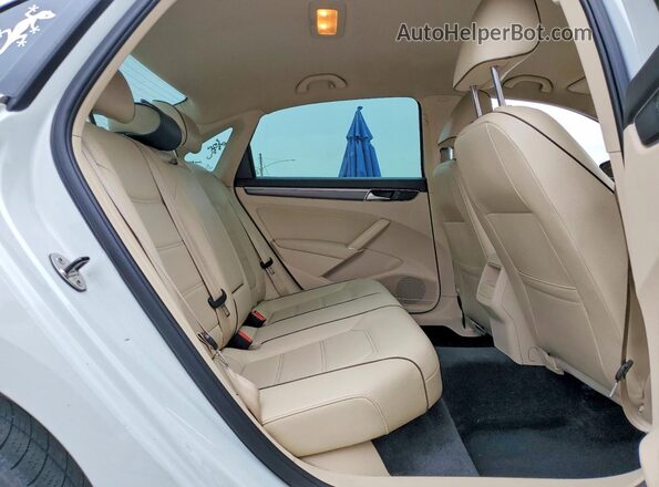 1VWDT7A34HC000228 2017 VOLKSWAGEN PASSAT Белый 