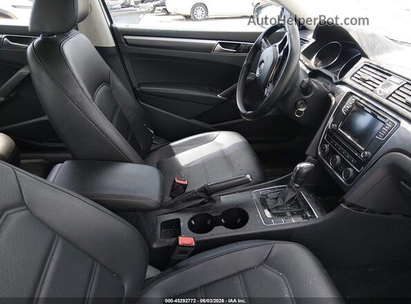 1VWDT7A34HC017935 2017 VOLKSWAGEN PASSAT White Front interior view