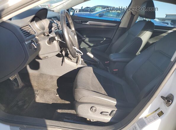 1VWDT7A34HC043631 2017 VOLKSWAGEN PASSAT White Front interior view