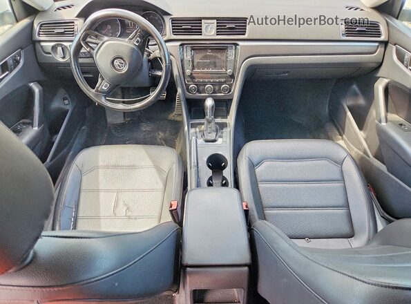 1VWDT7A35HC033593 2017 VOLKSWAGEN PASSAT White Widok deski rozdzielczej