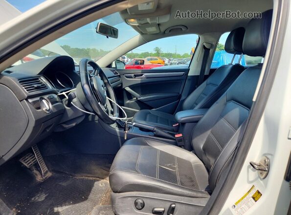 1VWDT7A35HC033593 2017 VOLKSWAGEN PASSAT White Widok wnętrza z przodu