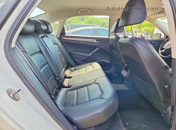 1VWDT7A35HC033593 2017 VOLKSWAGEN PASSAT White Widok tylnych siedzeń