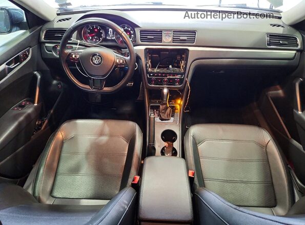 1VWDT7A38HC031210 2017 VOLKSWAGEN PASSAT Gray Widok deski rozdzielczej