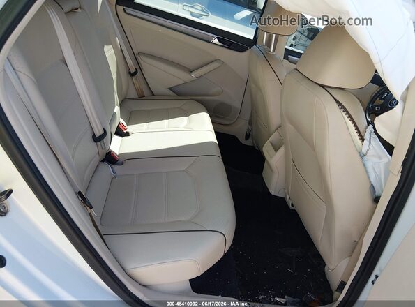 1VWDT7A38HC065082 2017 VOLKSWAGEN PASSAT White VIN կոդի պիտակի տեսք