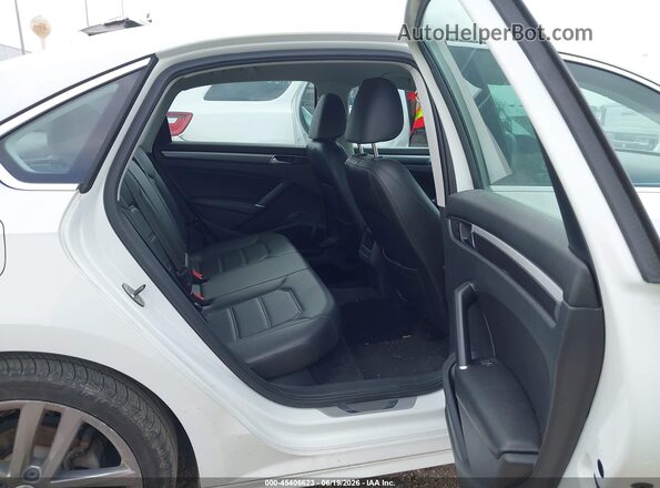 1VWDT7A38HC076129 2017 VOLKSWAGEN PASSAT White Widok naklejki z numerem VIN