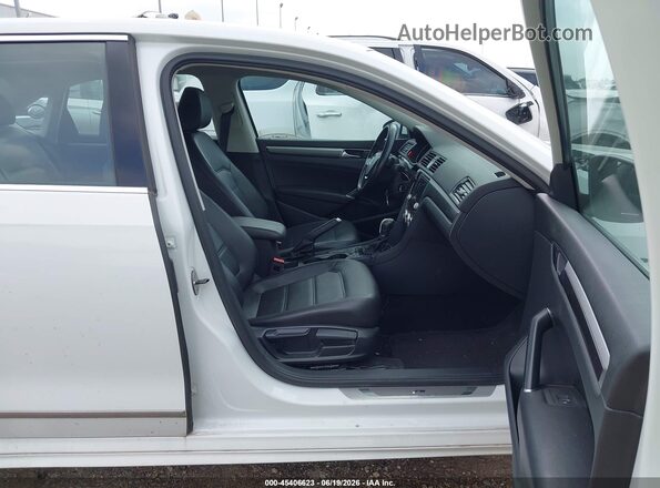 1VWDT7A38HC076129 2017 VOLKSWAGEN PASSAT White Widok wnętrza z przodu