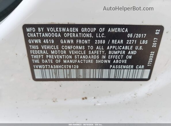 1VWDT7A38HC076129 2017 VOLKSWAGEN PASSAT White Widok komory silnika