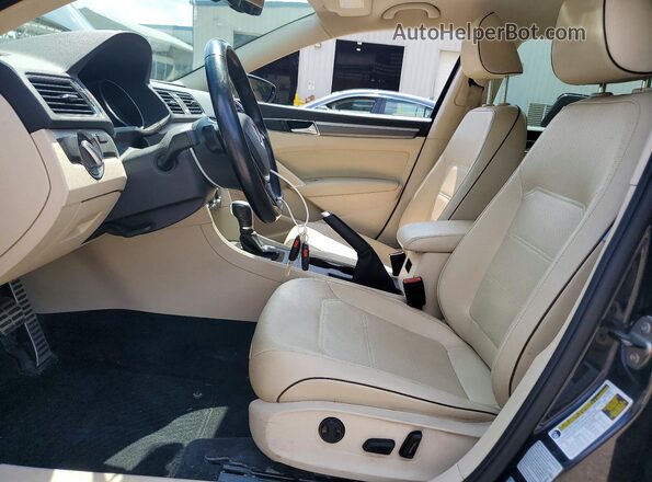 1VWDT7A39HC026467 2017 VOLKSWAGEN PASSAT Black Widok wnętrza z przodu