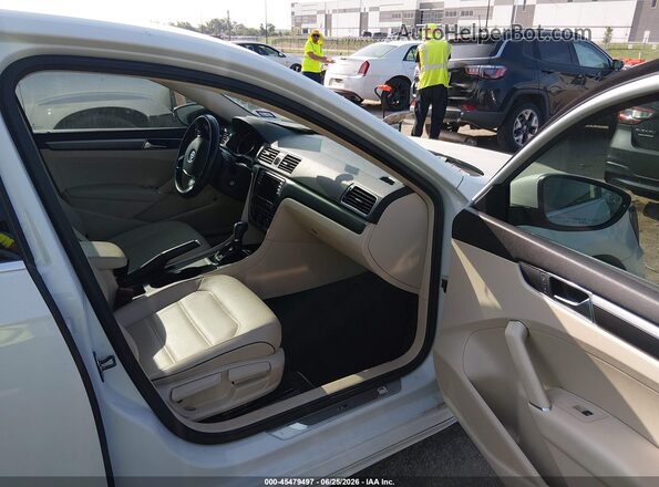 1VWDT7A39HC039428 2017 VOLKSWAGEN PASSAT White წინა სალონის ხედი