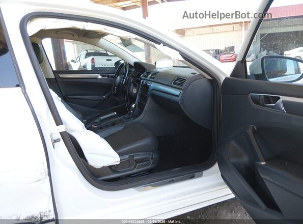 1VWDT7A39HC068203 2017 VOLKSWAGEN PASSAT Белый Вид салона спереди
