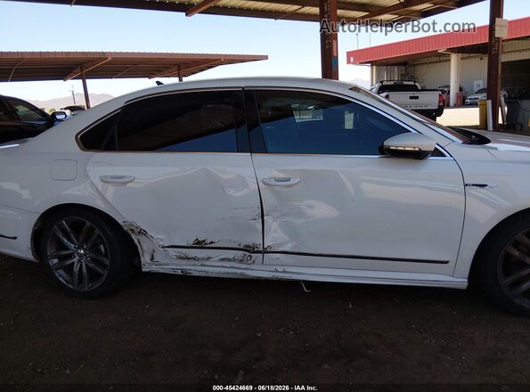 1VWDT7A39HC068203 2017 VOLKSWAGEN PASSAT Белый Вид задней части салона