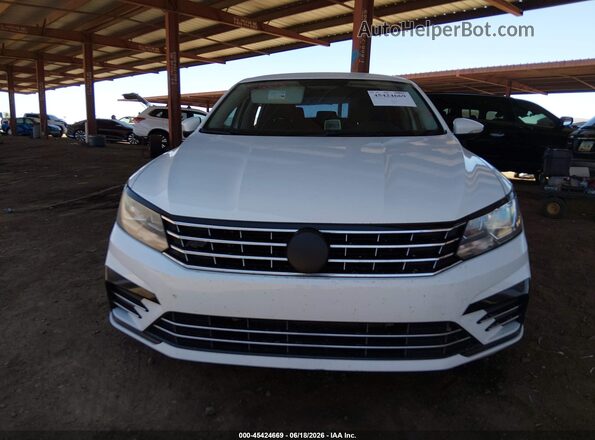 1VWDT7A39HC068203 2017 VOLKSWAGEN PASSAT Белый Вид щитка приборов