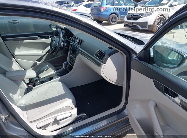 1VWGT7A39HC006393 2017 VOLKSWAGEN PASSAT Gray Front interior view