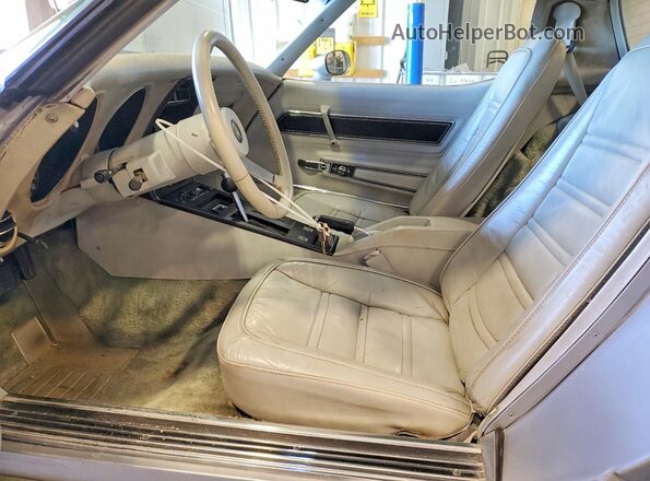 1Z37L7S448187 1977 CHEVROLET CORVETTE Серебряный Вид салона спереди