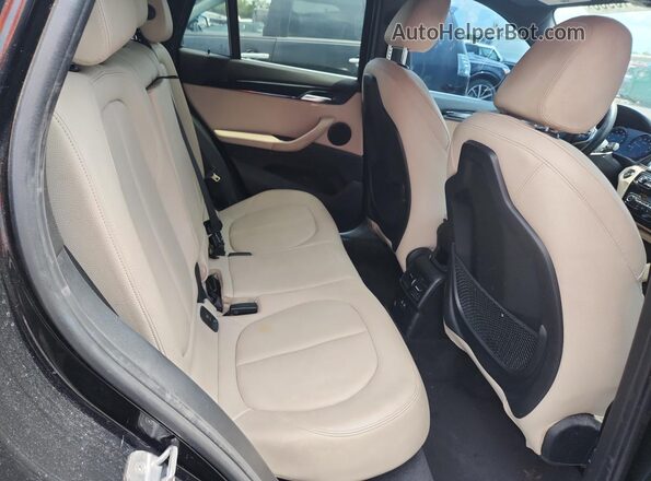 WBXHU7C30J3H43138 2018 BMW X1 Black Vista del compartimento del motor