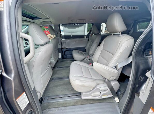 5TDDZ3DC2HS167093 2017 TOYOTA SIENNA Gray Vista del compartimento del motor