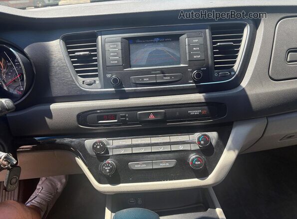 KNDMB5C17J6356389 2018 KIA SEDONA Blue Widok tylnych siedzeń