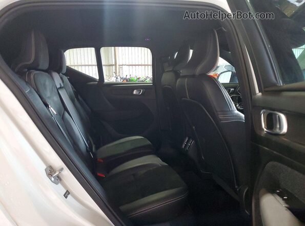 YV4162UM7K2107000 2019 VOLVO XC40 White Vista interior trasera