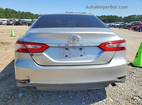 4T1B11HK8JU561702 2018 TOYOTA CAMRY Серебряный 