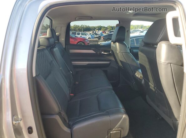 5TFAY5F15MX975438 2021 TOYOTA TUNDRA Серебряный Вид задней части салона