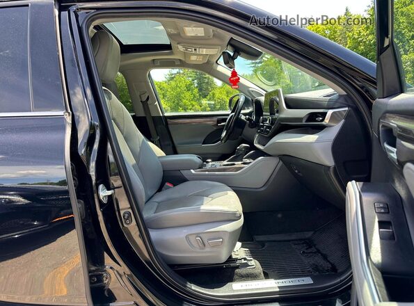 5TDKDRBH4PS001390 2023 TOYOTA HIGHLANDER Black Front interior view